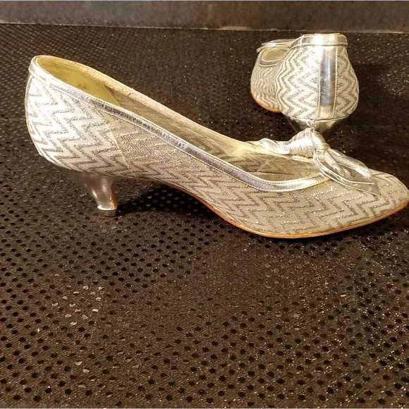 STUART WEITZMAN Silver Glittered Mesh Heel Pumps - Picture 11 of 12